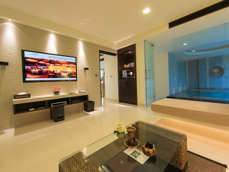 スイートルームには広々としたリビングが付いている