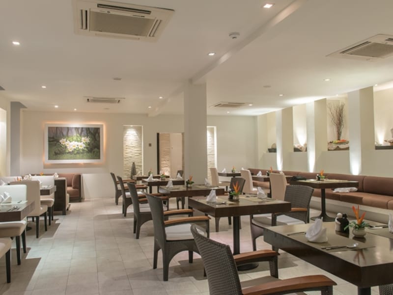 メインダイニング「Earth Cafe 」内。地元産シーフードをふんだんに使ったバーベキューディナーの日は満席に