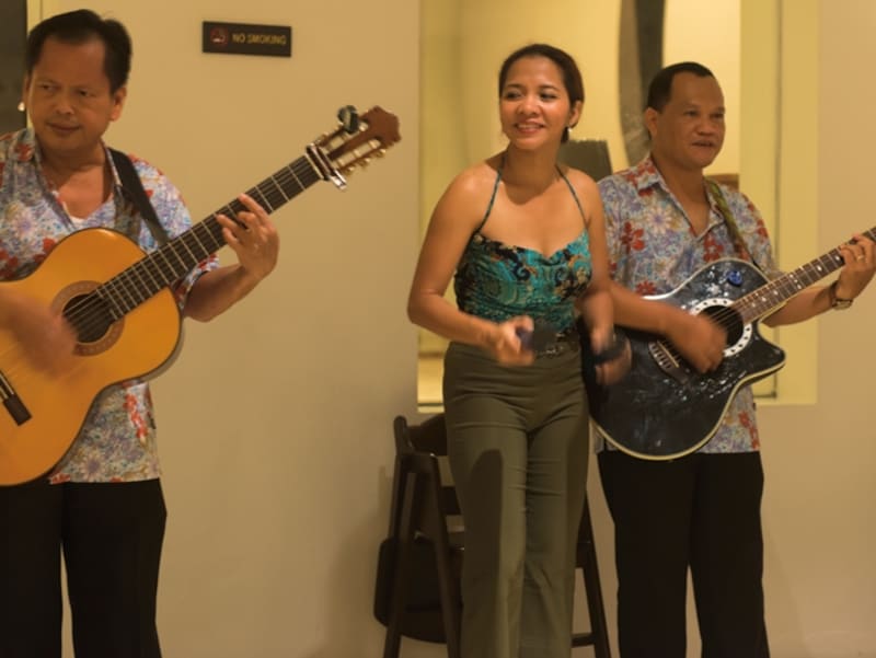 夜になるとバンドが各レストランを回る