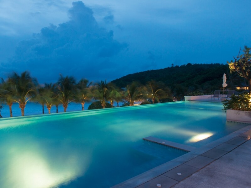 ルーフトッププールはインフィニティ。夜になるとライトアップされて綺麗