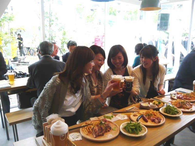 盛り上がる店内