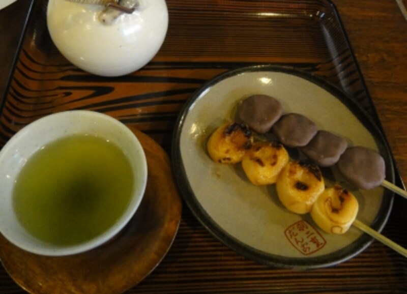 店内には彰義隊の槍など古いものが多数展示されている