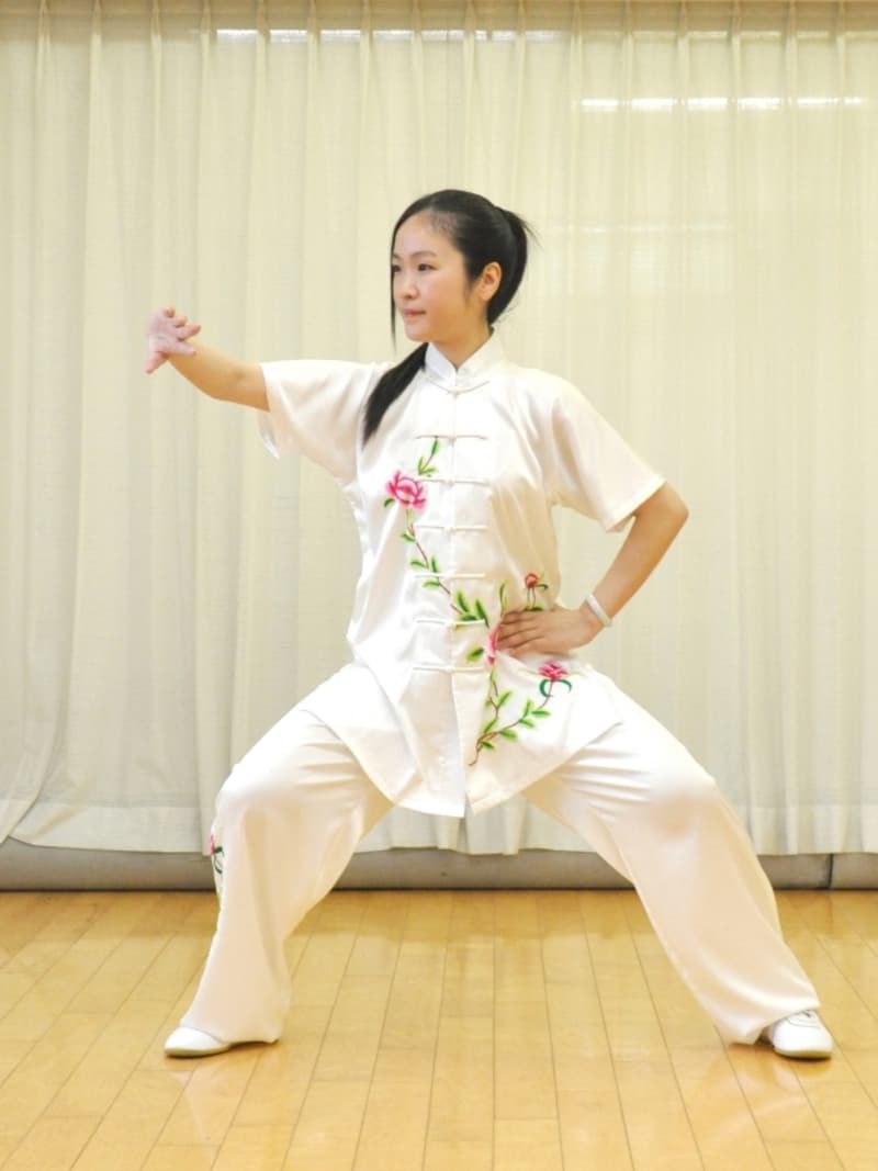 2.親指を下に回転して肩甲骨を開く