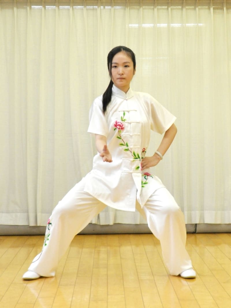 4.手をお腹の真ん中まで運ぶ