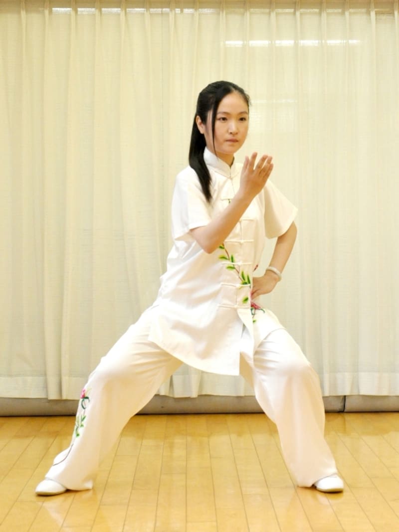 5.手を胸の高さまで持ち上げる