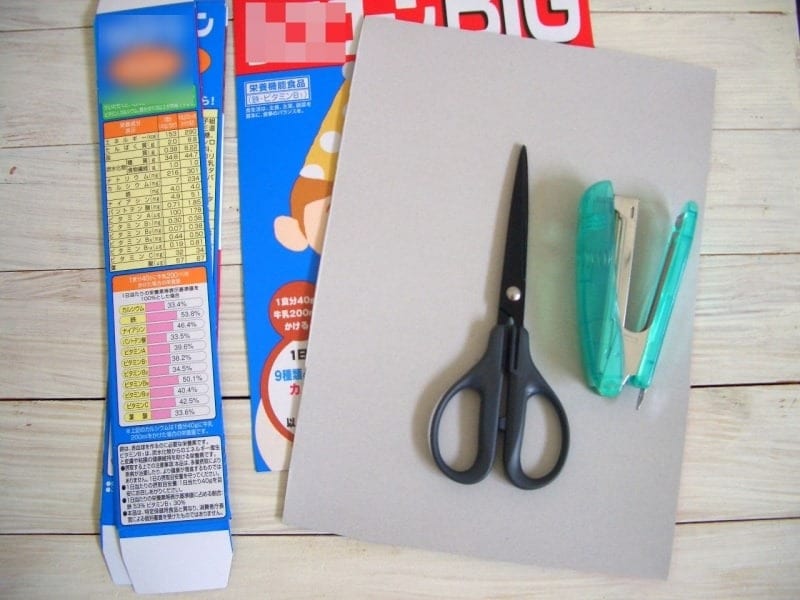 材料は厚紙とハサミ、ホチキス