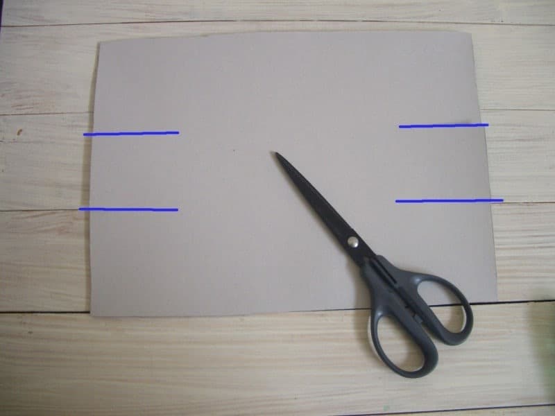 厚紙の両端に切り込みを入れる