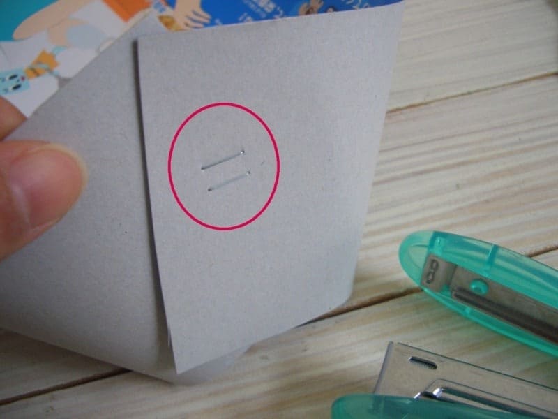 ホチキスで固定する