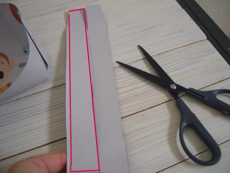 持ち手用に細長く厚紙をカットする