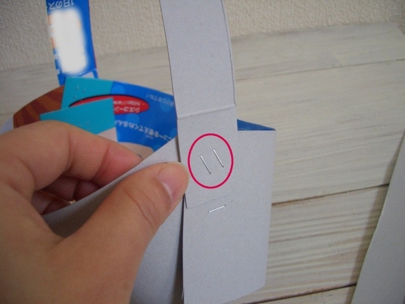 持ち手を本体にホチキスで固定する