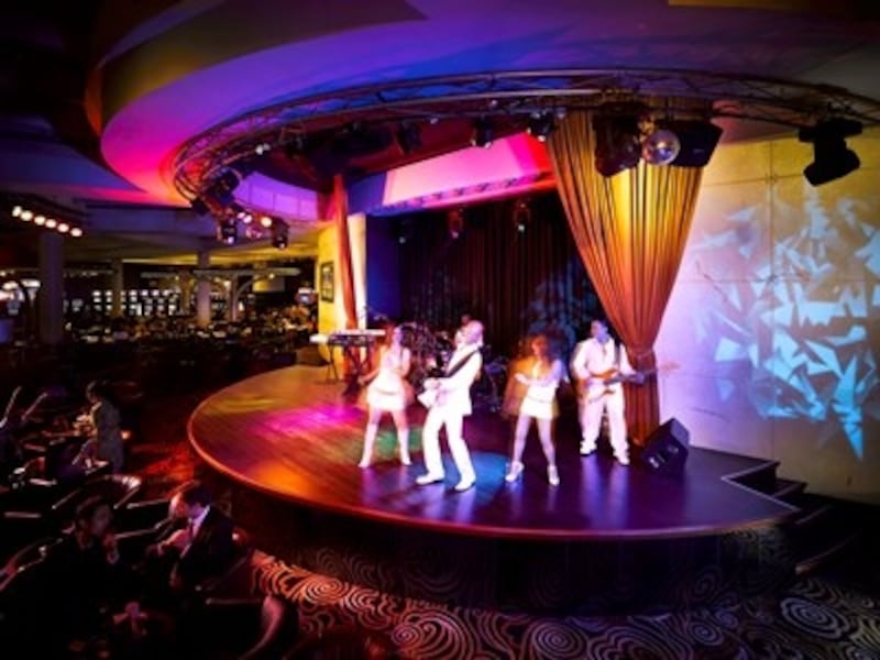 メインフロア中央に位置するショーラウンジ、ザナドゥ (c) Sands Macao