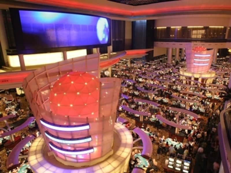 大きな吹き抜け構造になっているメインカジノフロア (c) Sands Macao