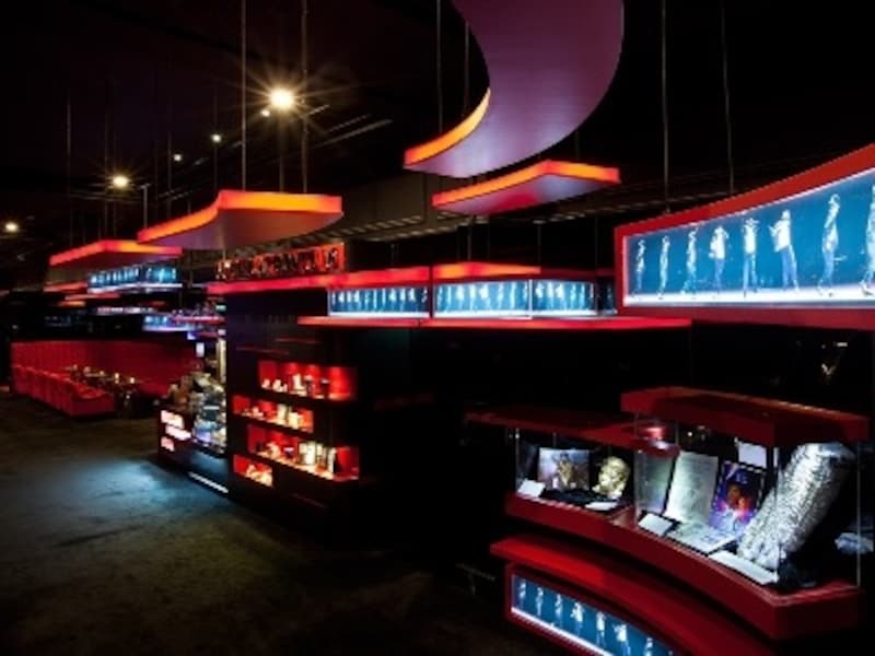 赤と黒が印象的なMJカフェ内観イメージ (c) Ponte16