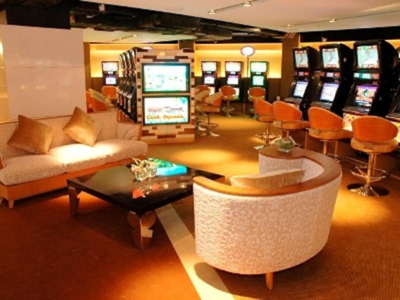 カジュアルな雰囲気の店内 (c) Mocha Clubs