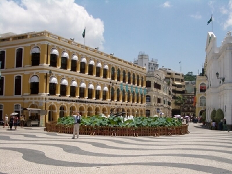 セナド広場では左の黄色い建物にある観光案内所にアンテナが設置されている