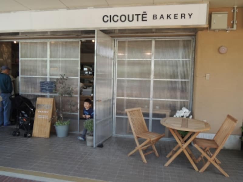 チクテベーカリー 入口と出口