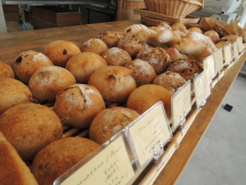 ナッツやドライフルーツ入りのパン