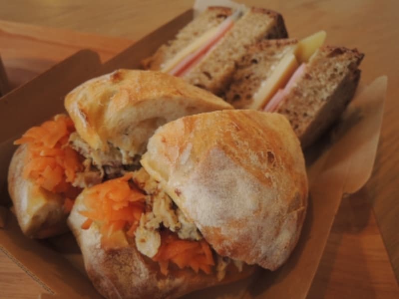 サンドイッチ（ハムとチーズundefinedにんじんとマスタードチキン）