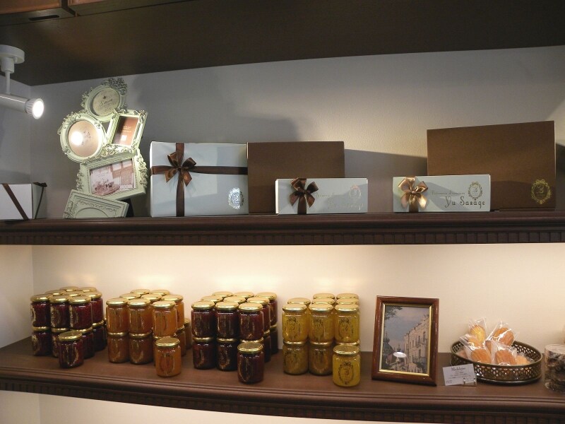 「パティスリー ユウ ササゲ」のギフトボックスとコンフィチュール各種(各850円)