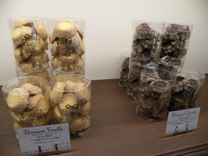 「パティスリー ユウ ササゲ」の「ディアマン ヴァニーユ」(12個入・500円)と「ディアマン ショコラ」(12個入・560円)