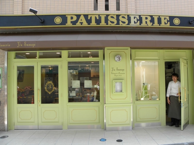 パステルグリーンの外観やショーケースに飾られたマカロンタワーが目をひく「パティスリー ユウ ササゲ」