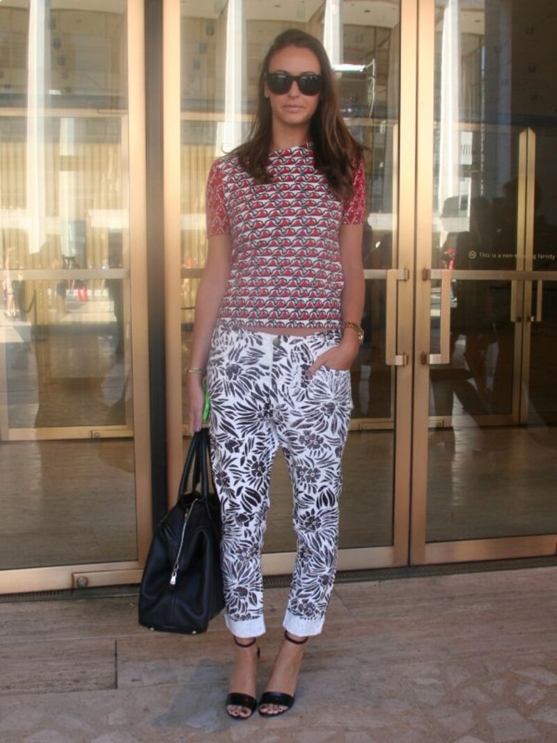 色は抑えながら柄on柄コーデ