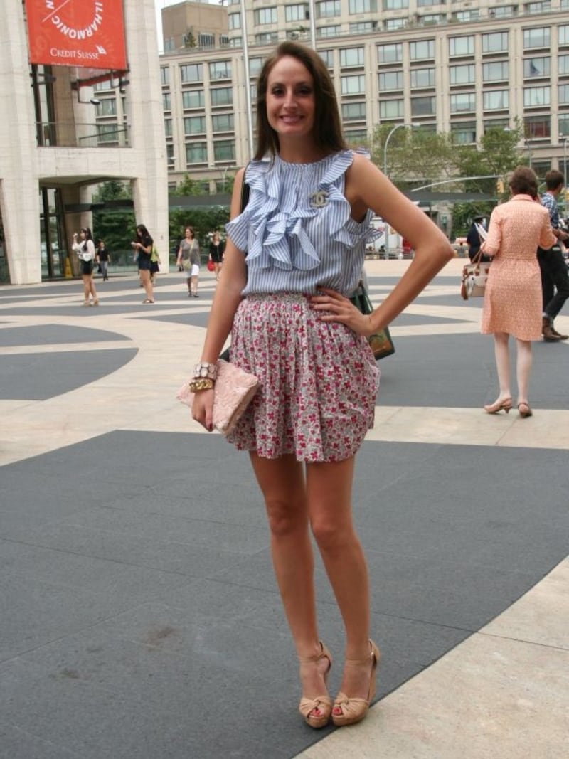 クラッチ＆サンダルをヌードカラーでフェミニンに