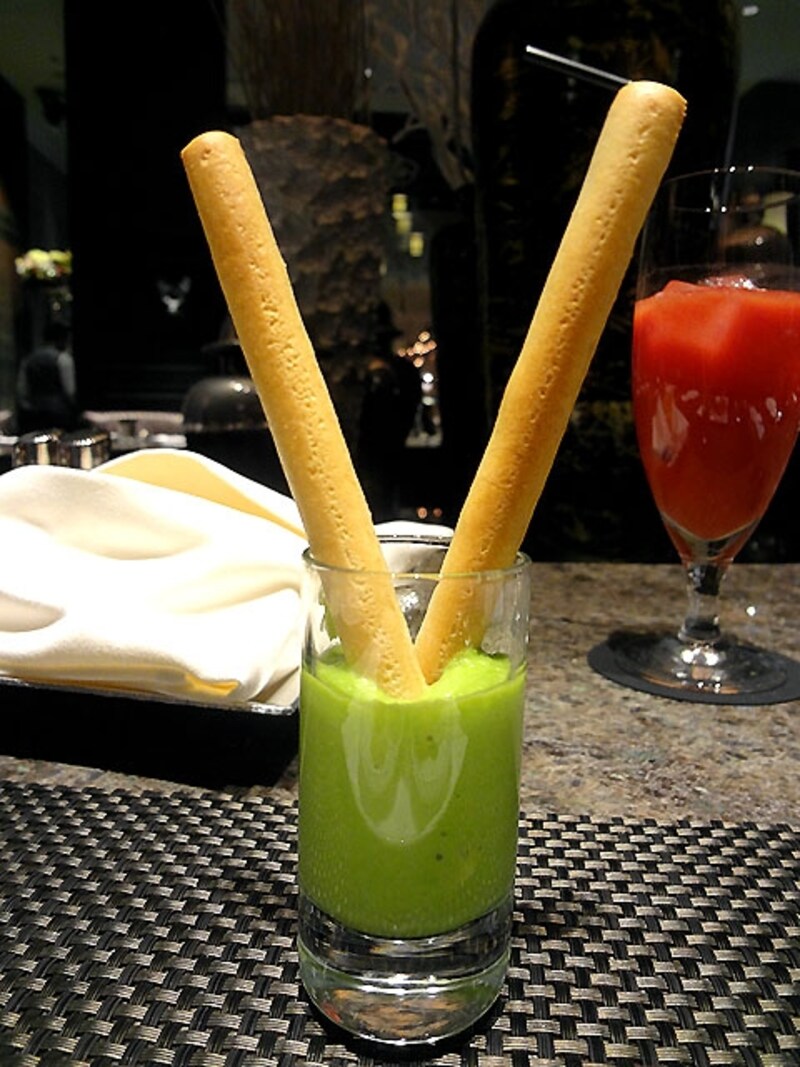 グリッシーニとグリンピースのエスプーマ