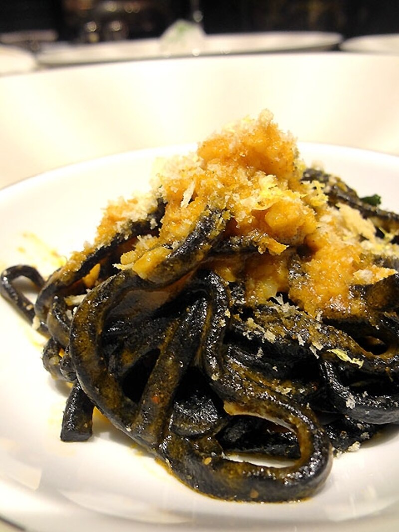 イカスミ入り自家製キタッラ アメリケーヌソース ホタテとレモンの香るパン粉添え