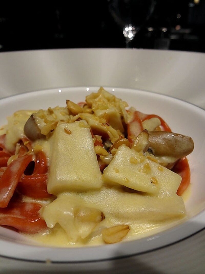 トマトを練り込んだタリアテッレ キノコと豆乳コラーゲン入りクリームソース