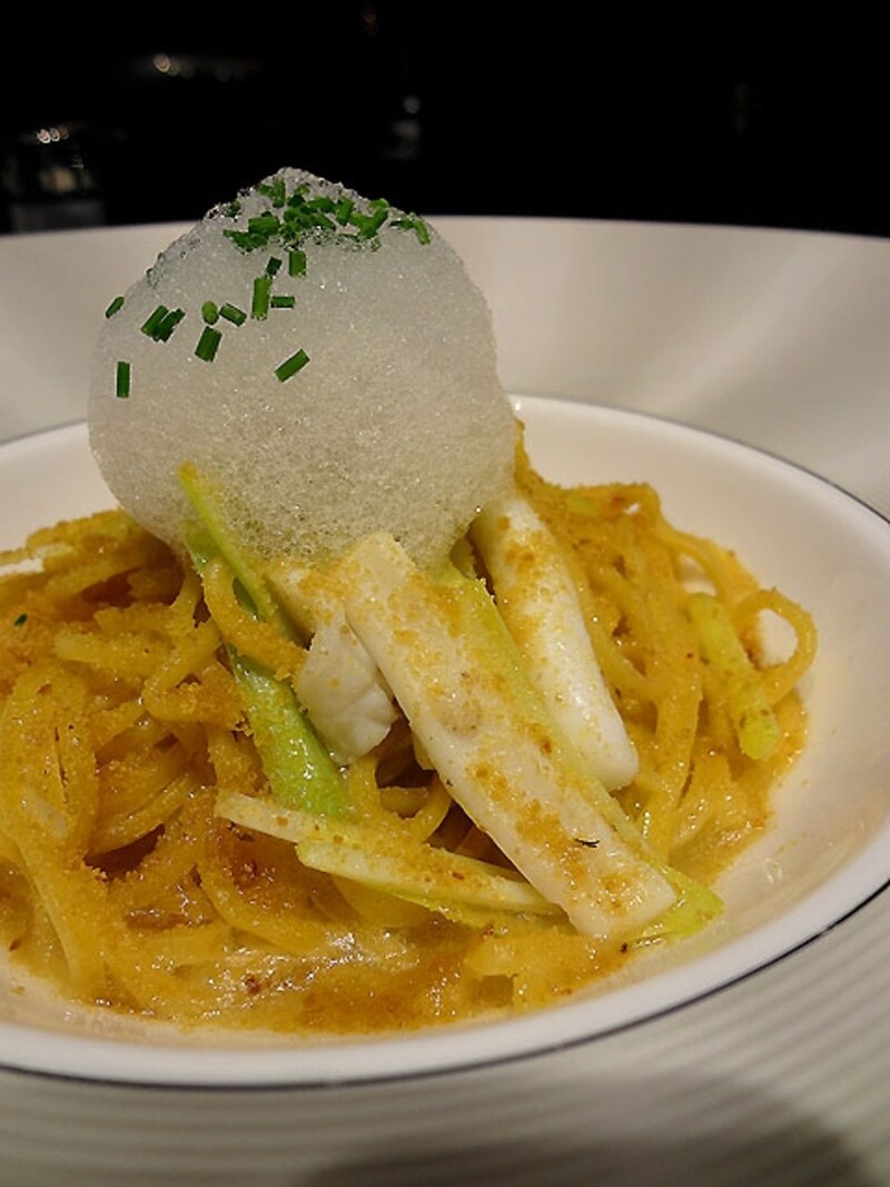 唐辛子を練り込んだタリオリーニ ヤリイカと黄ニラのサルサ アサリのスプマと共に