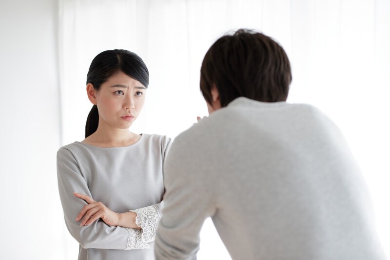 浮気の兆候と見られる変化を見つけたらどう対応しますか？