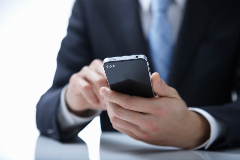 浮気の兆候を掴むテクニック3:携帯電話やスマホの扱い方の変化をチェック