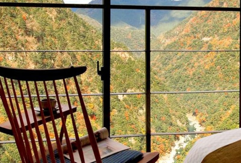 深い祖谷渓を眺める「ふわり」フロアから(ホテル祖谷温泉)