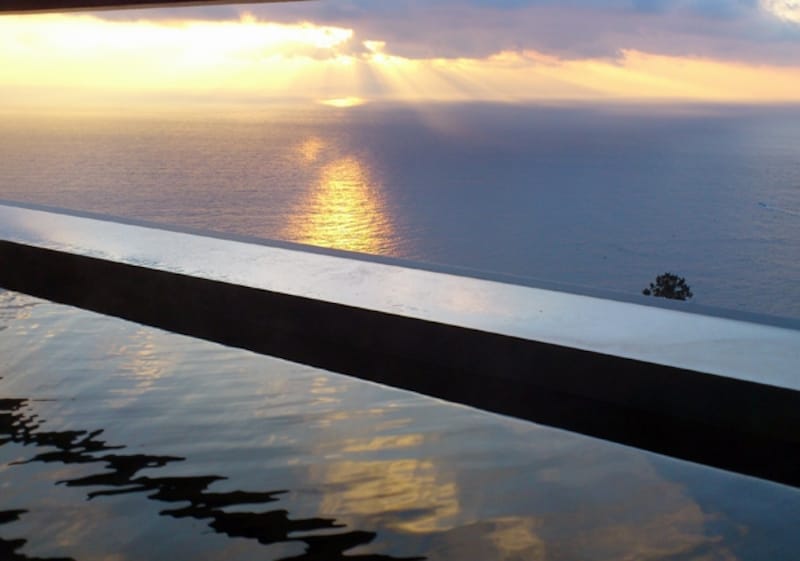 部屋のテラスの露天風呂に浸かりつつ朝日を眺める(御宿風月無辺)