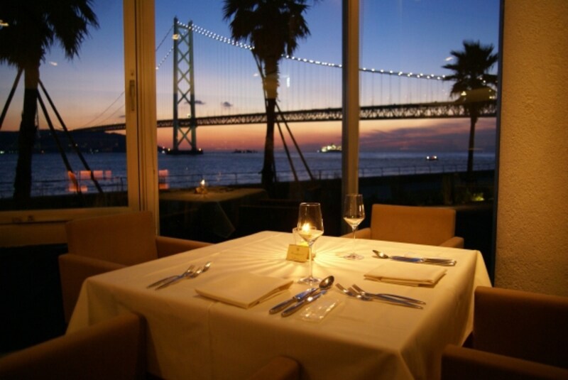 レストランからも部屋からも明石海峡大橋が眼前に(ホテルセトレ)