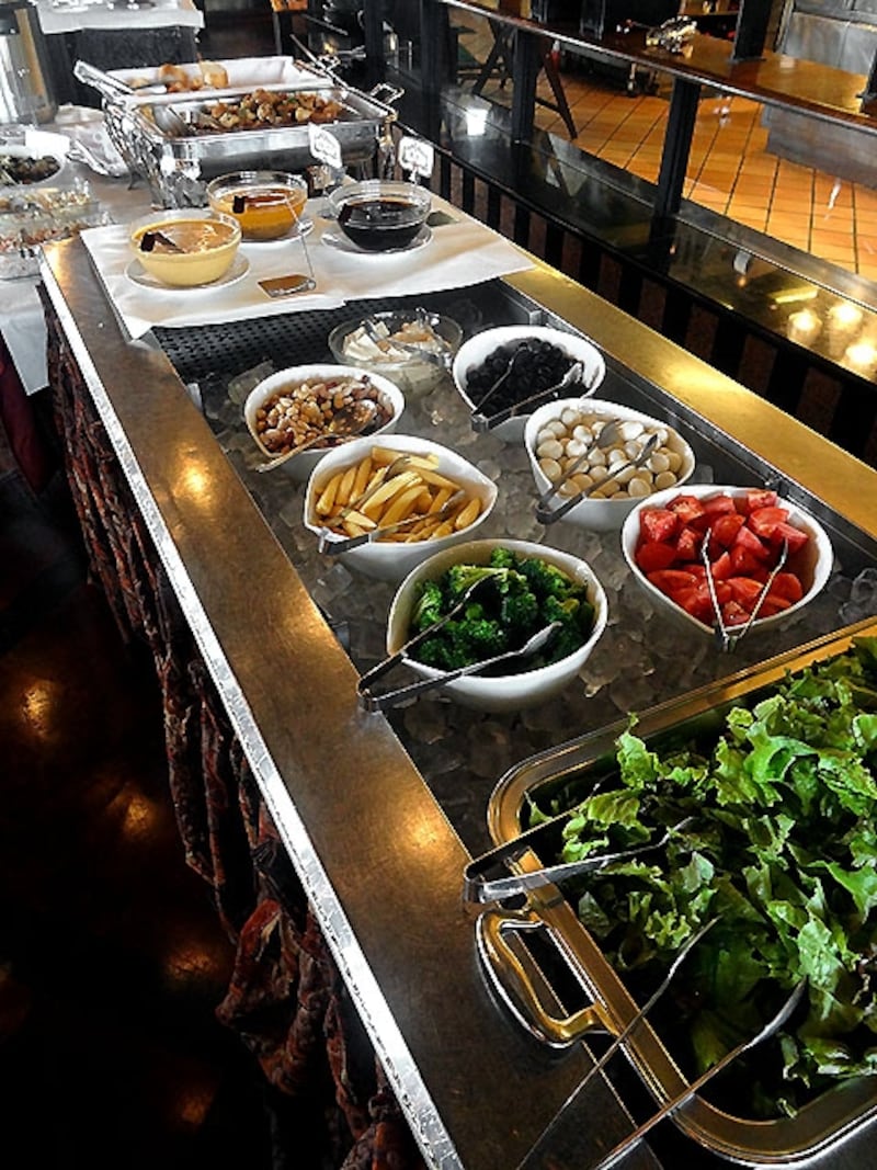 レガート サラダのブッフェ台