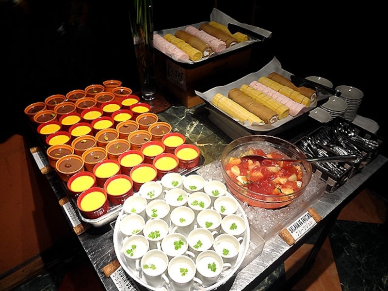 トゥッカーノ デザートのブッフェ台