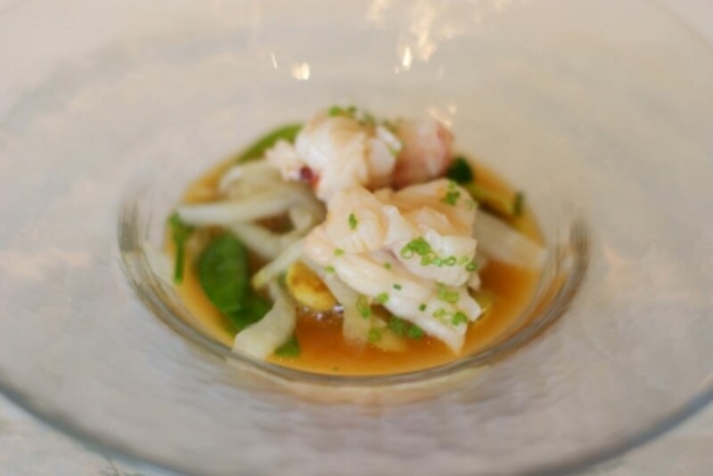 活きオマールのスープ仕立て、季節の野菜添え