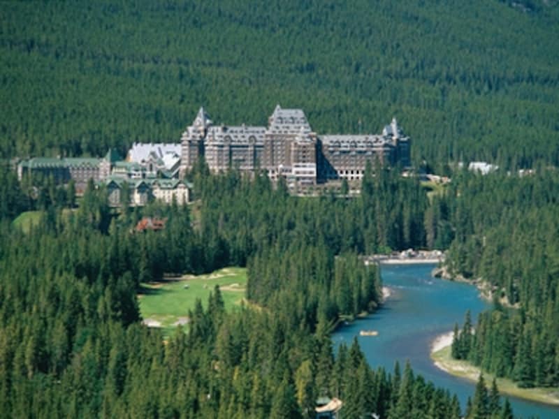 雄大な自然の中で楽しむゴルフは人気アクティビティーのひとつ (C) Fairmont Hotels and Resorts