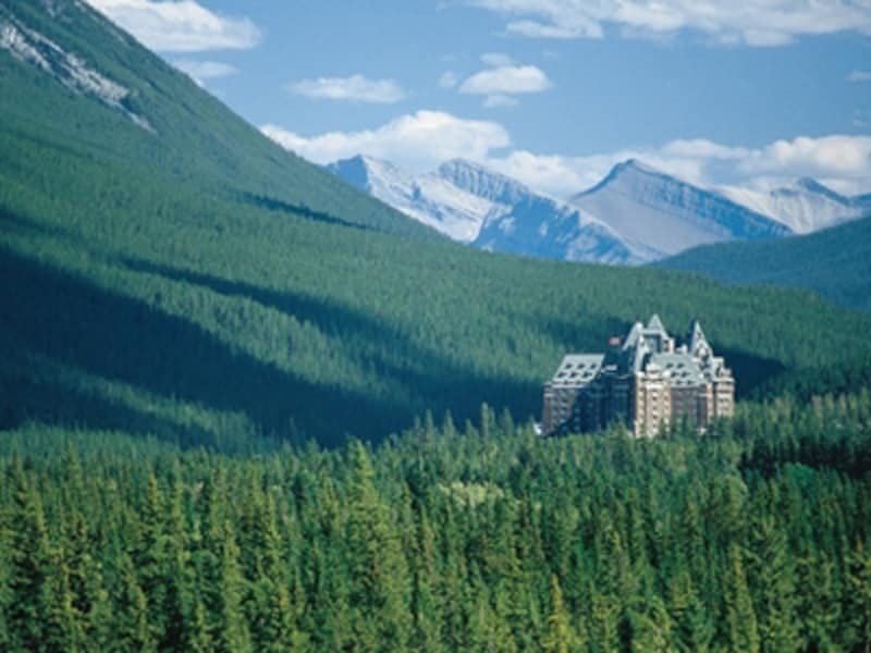 遠めに見たら、ほんとのお城に見えてしまうほど！ (C) Fairmont Hotels and Resorts