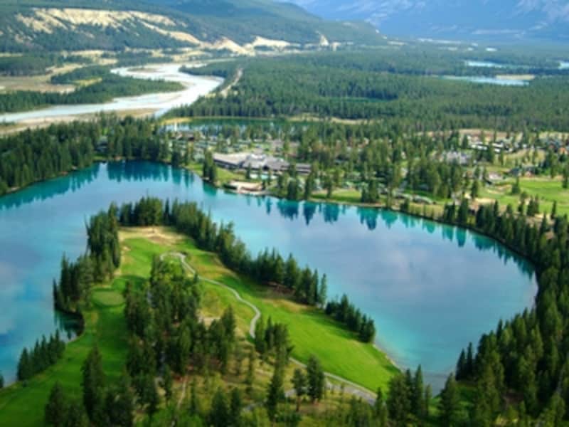 「美しい緑」という意味のボベール湖を中心に、広大な敷地にキャビンが点在 (C) Fairmont Hotels and Resorts