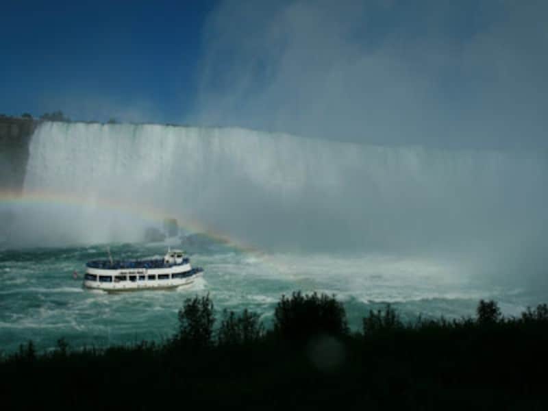 ナイアガラの滝の観光といえば、霧の乙女号は必須 (C) Tourism Ontario
