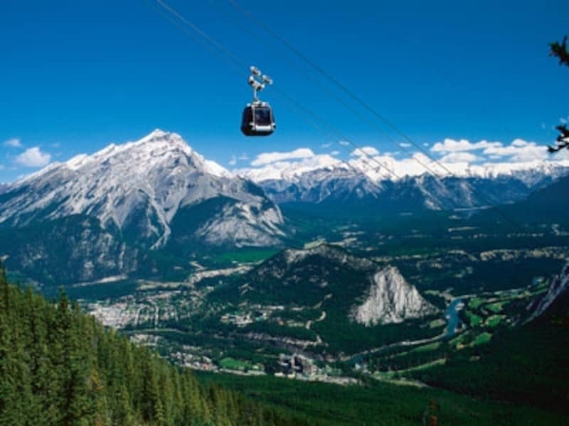 バンフ到着が早ければ、ゴンドラに乗って、山頂からバンフの町を見下ろすことができるかも!? (C) Brewster