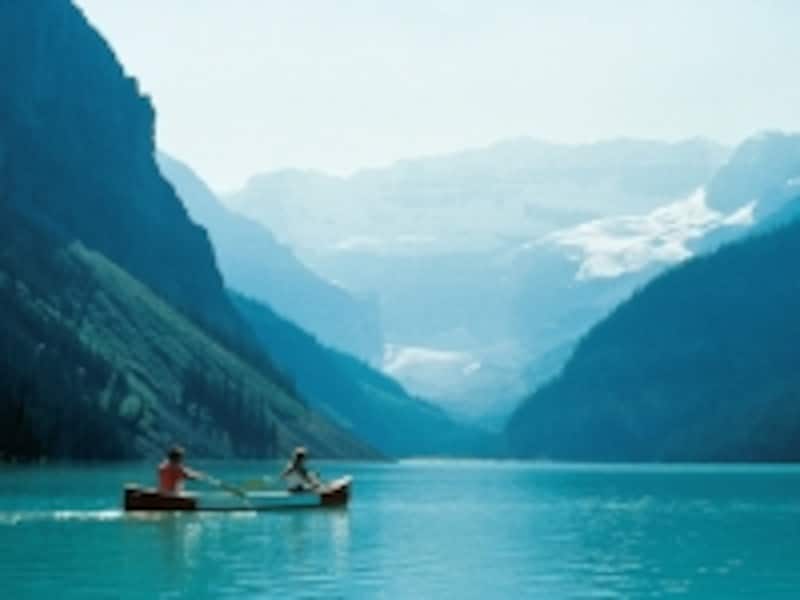 カナディアンロッキーの宝石と呼ばれるレイクルイーズ (C) Fairmont Hotels and Resorts