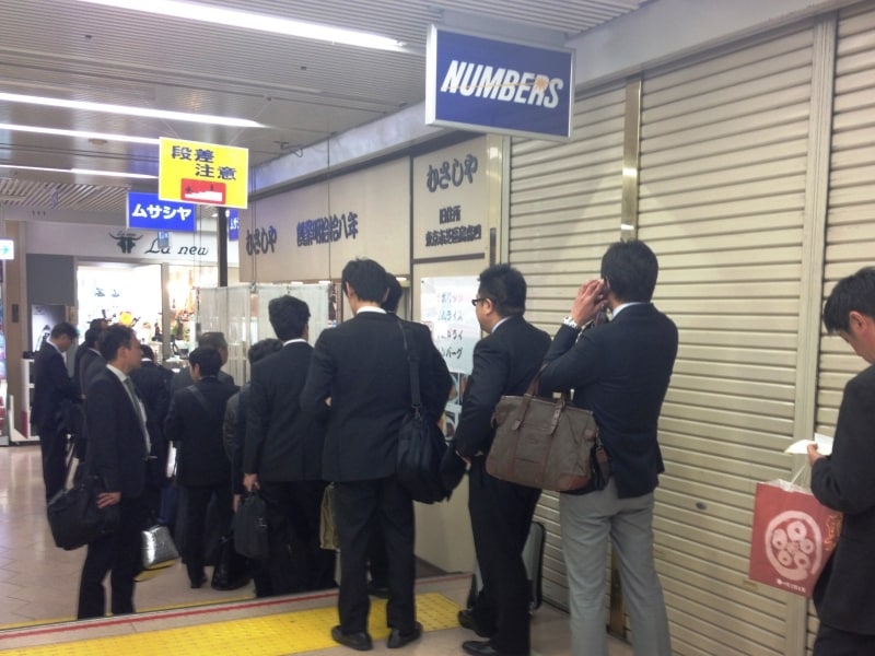 お昼を中心に日々行列ができる同店