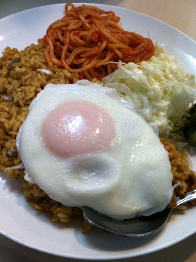 目玉焼きをトッピンクした「ドライカレー」