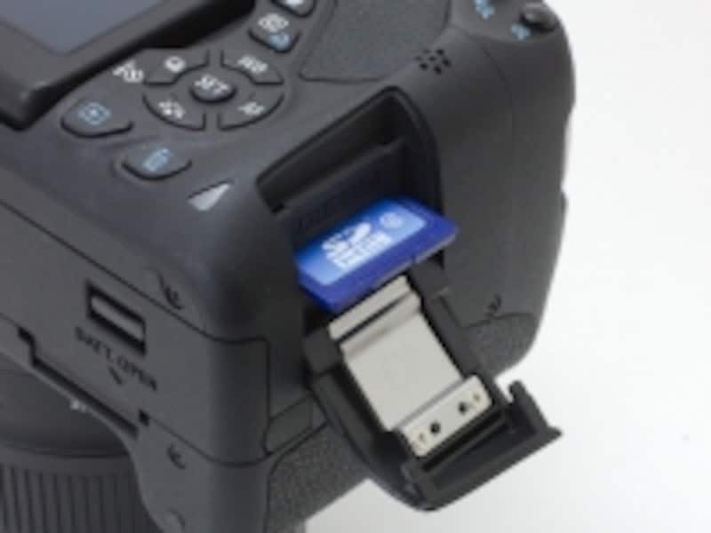 記録メディアはSDカードを採用。64GB以上のSDXCカードおよび、より高速なUHS-I規格にも対応