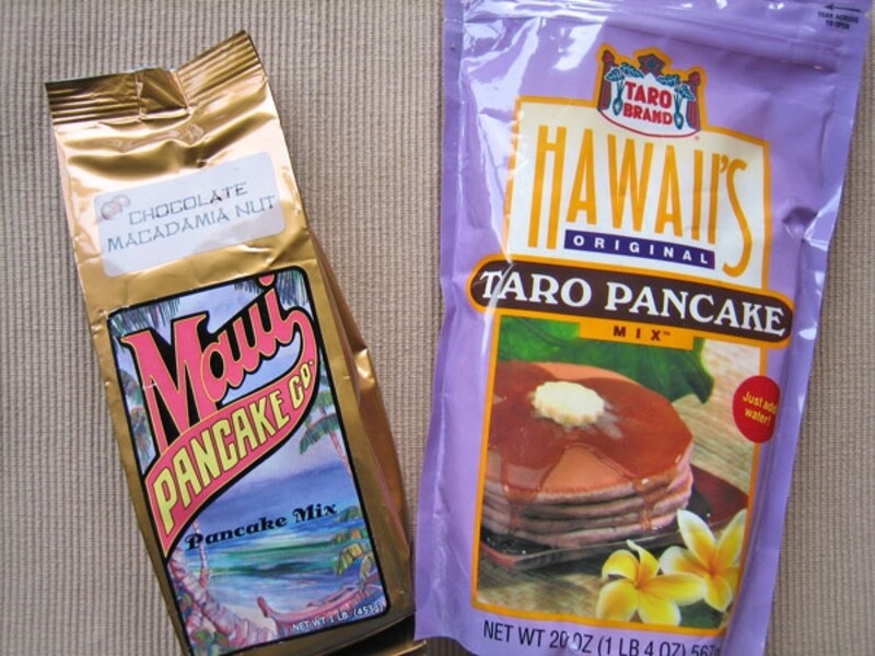 左：マウイ・コーヒー・カンパニーのチョコレート・マカダミアナッツ。ワッフルも作れる／右：タロ・パンケーキミックス。焼き上がりはタロ芋の薄紫色に。チャック式で便利なのも高ポイント