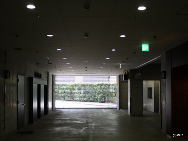 地下駐車場の入口